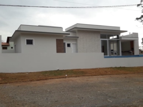 Foto de Joel Pereira Silva Construtor em Ninho Verde I Eco Residence, SP por Solutudo