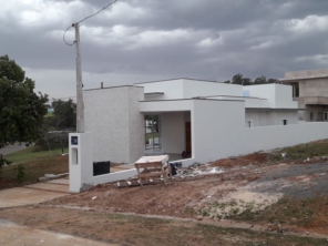 Foto de Joel Pereira Silva Construtor em Ninho Verde I Eco Residence, SP por Solutudo