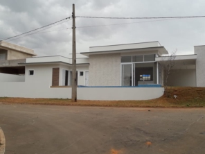 Foto de Joel Pereira Silva Construtor em Ninho Verde I Eco Residence, SP por Solutudo