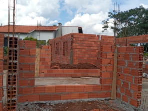 Foto de Joel Pereira Silva Construtor em Ninho Verde I Eco Residence, SP por Solutudo