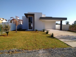 Foto de Joel Pereira Silva Construtor em Ninho Verde I Eco Residence, SP por Solutudo