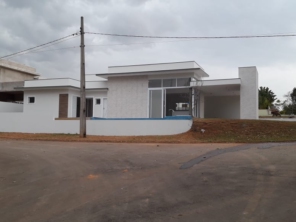 Foto de Joel Pereira Silva Construtor em Ninho Verde I Eco Residence, SP por Solutudo