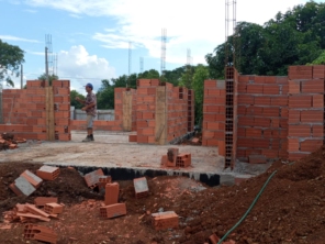Foto de Joel Pereira Silva Construtor em Ninho Verde I Eco Residence, SP por Solutudo
