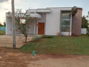 Foto de Joel Pereira Silva Construtor em Ninho Verde I Eco Residence, SP por Solutudo