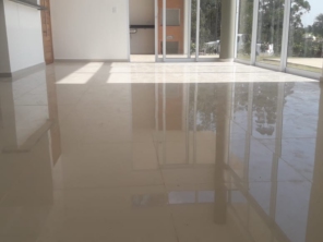 Foto de Joel Pereira Silva Construtor em Ninho Verde I Eco Residence, SP por Solutudo