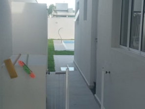 Foto de Joel Pereira Silva Construtor em Ninho Verde I Eco Residence, SP por Solutudo