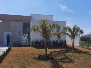 Foto de Joel Pereira Silva Construtor em Ninho Verde I Eco Residence, SP por Solutudo