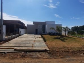 Foto de Joel Pereira Silva Construtor em Ninho Verde I Eco Residence, SP por Solutudo