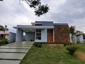 Foto de Joel Pereira Silva Construtor em Ninho Verde I Eco Residence, SP por Solutudo