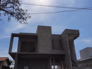 Foto de Joel Pereira Silva Construtor em Ninho Verde I Eco Residence, SP por Solutudo