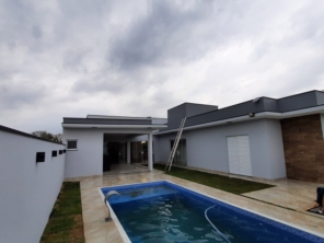 Foto de Joel Pereira Silva Construtor em Ninho Verde I Eco Residence, SP por Solutudo