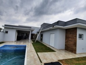 Foto de Joel Pereira Silva Construtor em Ninho Verde I Eco Residence, SP por Solutudo