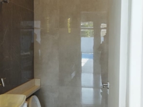 Foto de Joel Pereira Silva Construtor em Ninho Verde I Eco Residence, SP por Solutudo
