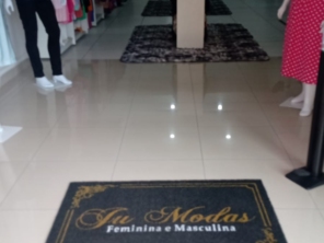 Foto de Elegante Moda Social e Casual em São Manuel, SP por Solutudo
