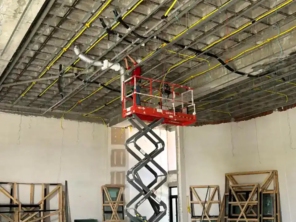Aluguel de plataforma elevatória tesoura para trabalho em altura em Recife