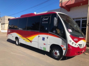 Foto de Vans e Microônibus em Araxá, MG por Solutudo