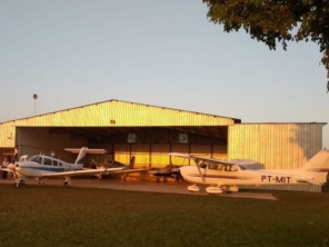 Foto de Hangar Mazzo em Pederneiras, SP por Solutudo