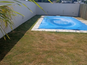 Foto de Márcio Piscinas e Jardim em Ninho Verde II Eco Residence, SP por Solutudo