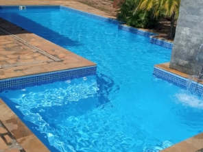 Foto de Márcio Piscinas e Jardim em Ninho Verde II Eco Residence, SP por Solutudo