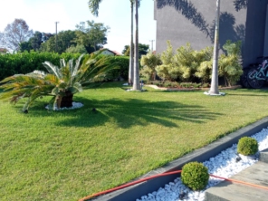 Foto de Márcio Piscinas e Jardim em Ninho Verde II Eco Residence, SP por Solutudo