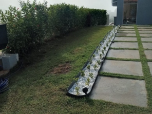 Foto de Márcio Piscinas e Jardim em Ninho Verde II Eco Residence, SP por Solutudo