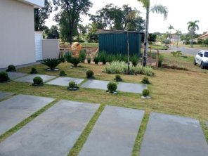Foto de Márcio Piscinas e Jardim em Ninho Verde II Eco Residence, SP por Solutudo