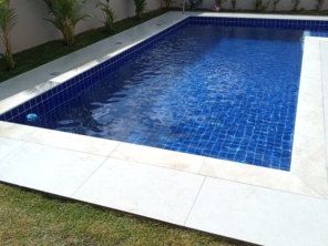 Foto de Márcio Piscinas e Jardim em Ninho Verde II Eco Residence, SP por Solutudo