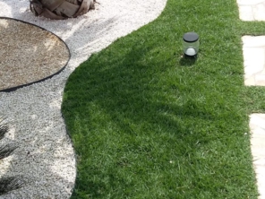 Foto de Márcio Piscinas e Jardim em Ninho Verde II Eco Residence, SP por Solutudo