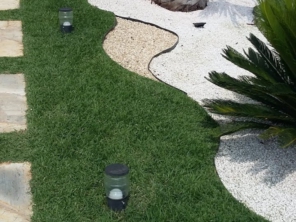 Foto de Márcio Piscinas e Jardim em Ninho Verde II Eco Residence, SP por Solutudo
