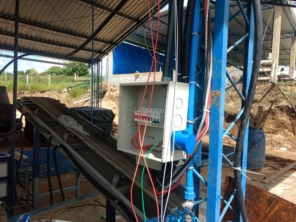 Foto de Milcsol Soluções Elétricas em Ninho Verde II Eco Residence, SP por Solutudo