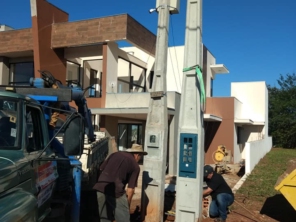 Foto de Milcsol Soluções Elétricas em Ninho Verde II Eco Residence, SP por Solutudo