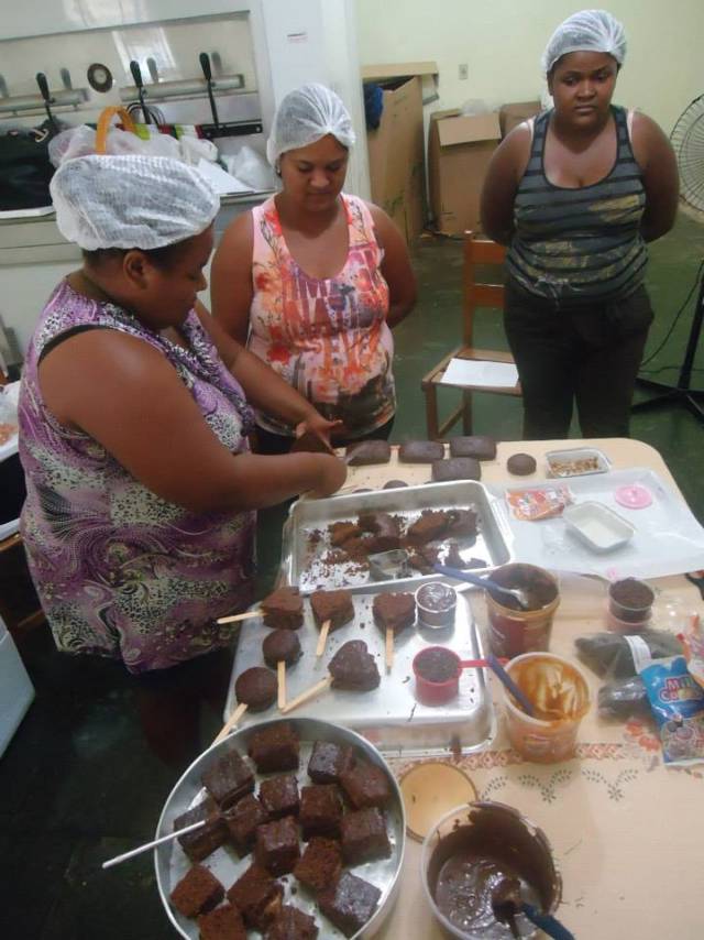 Confecção de pão de mel