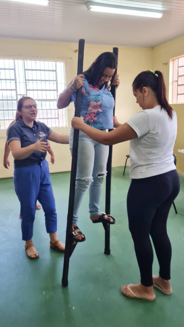 Clementina - Oficina: Pernas de Pau (cooperação/perseverança/equilíbrio)
