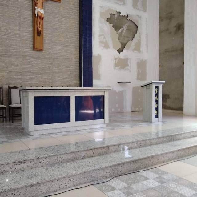 altar no Granito Branco Itaúnas e Quartzo Azul Estrelar