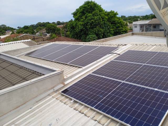 Sistema fotovoltaico para geração de energia solar em Foz do Iguaçu no Paraná. Instalação em casa (residencial).