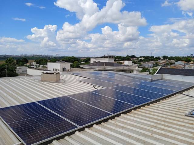 Instalação de Sistema fotovoltaico solar em comércio de Foz do Iguaçu no Paraná