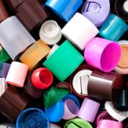Quais são as principais vantagens dos materiais plásticos?