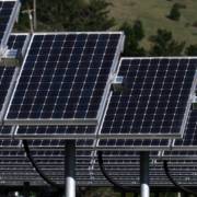Desafios e Soluções na Implementação de Sistemas Solares em Grandes Escalas: Superando obstáculos.