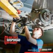 O que faz a suspensão do carro? A suspensão é a parte do veículo que garante estabilidade, absorvendo os impactos causados pela irregularidade do solo onde você trafega. É ela que garante que os quatro pneus vão encostar no chão e ainda ajuda a melhorar a