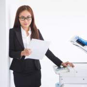 Como digitalizar documentos e fotos usando uma impressora multifuncional