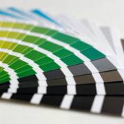 É melhor investir em uma impressora preto e branco ou colorida?