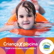 Criança x piscina