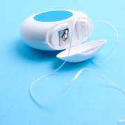 Como passar o fio dental corretamente