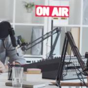 Quais são as vantagens de anunciar em uma rádio?
