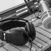 Como o rádio fortalece a comunicação local?