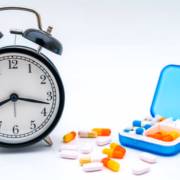 ​Por que seguir corretamente os horários dos medicamentos?