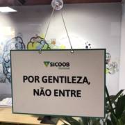 Placas de sinalização interna e externa: Importância e benefícios: Segurança e informação.