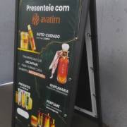Cavalete personalizado com lona de alta qualidade – Destaque sua marca com a Prolife Comunicação.