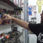 Para não se distanciar da coleção comerciante mantém bonecos do Comandos em Ação no trabalho