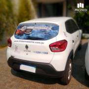 Automóvel com adesivo perfurado em Bauru